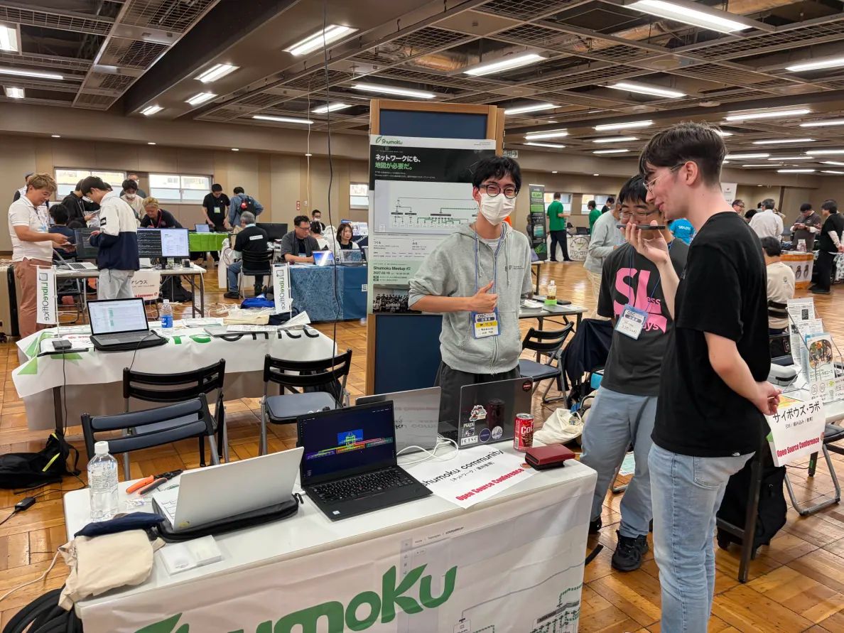Shumokuブースで来場者と交流する様子