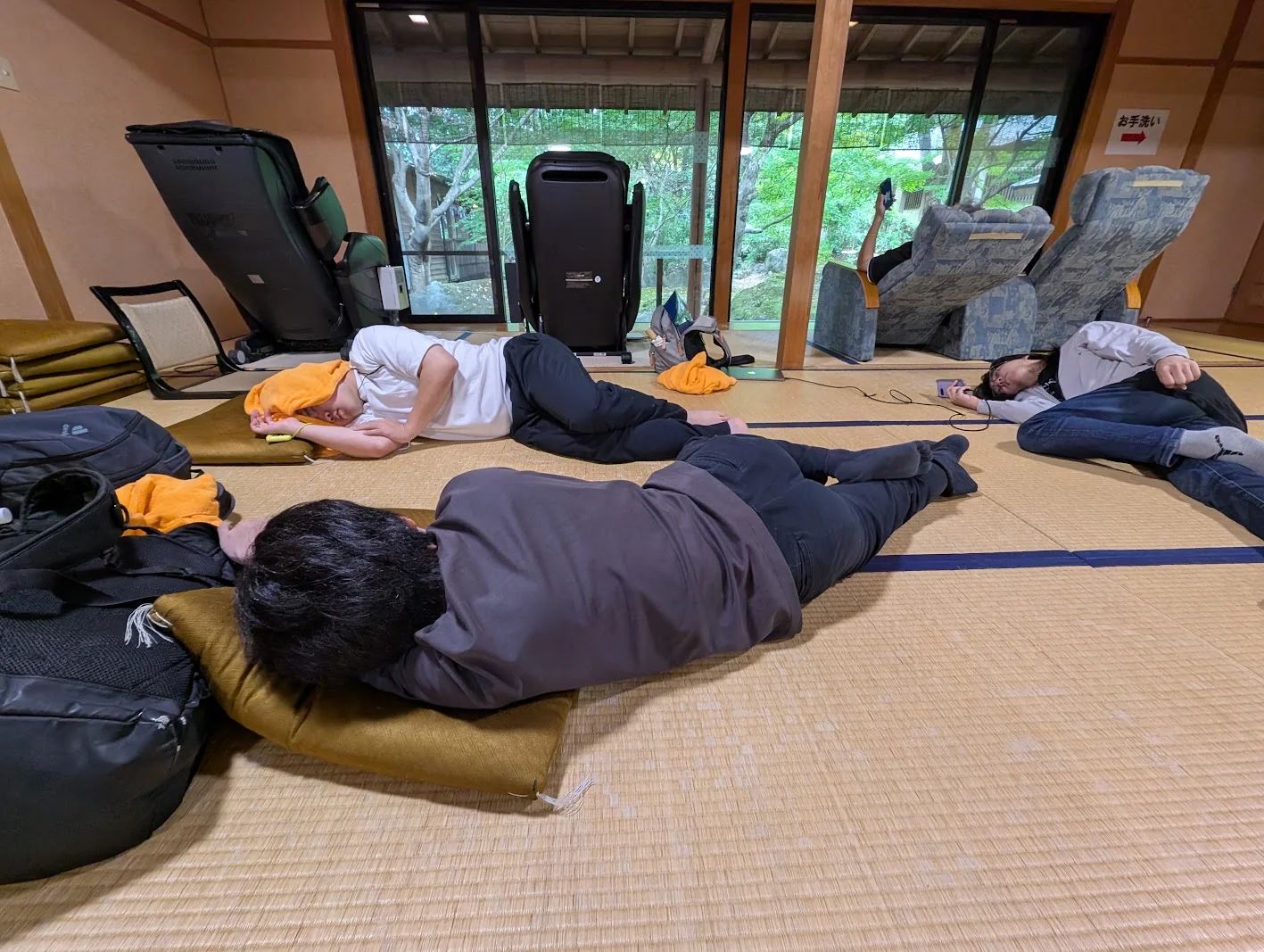 温泉の休憩室でくつろぐ参加者たち