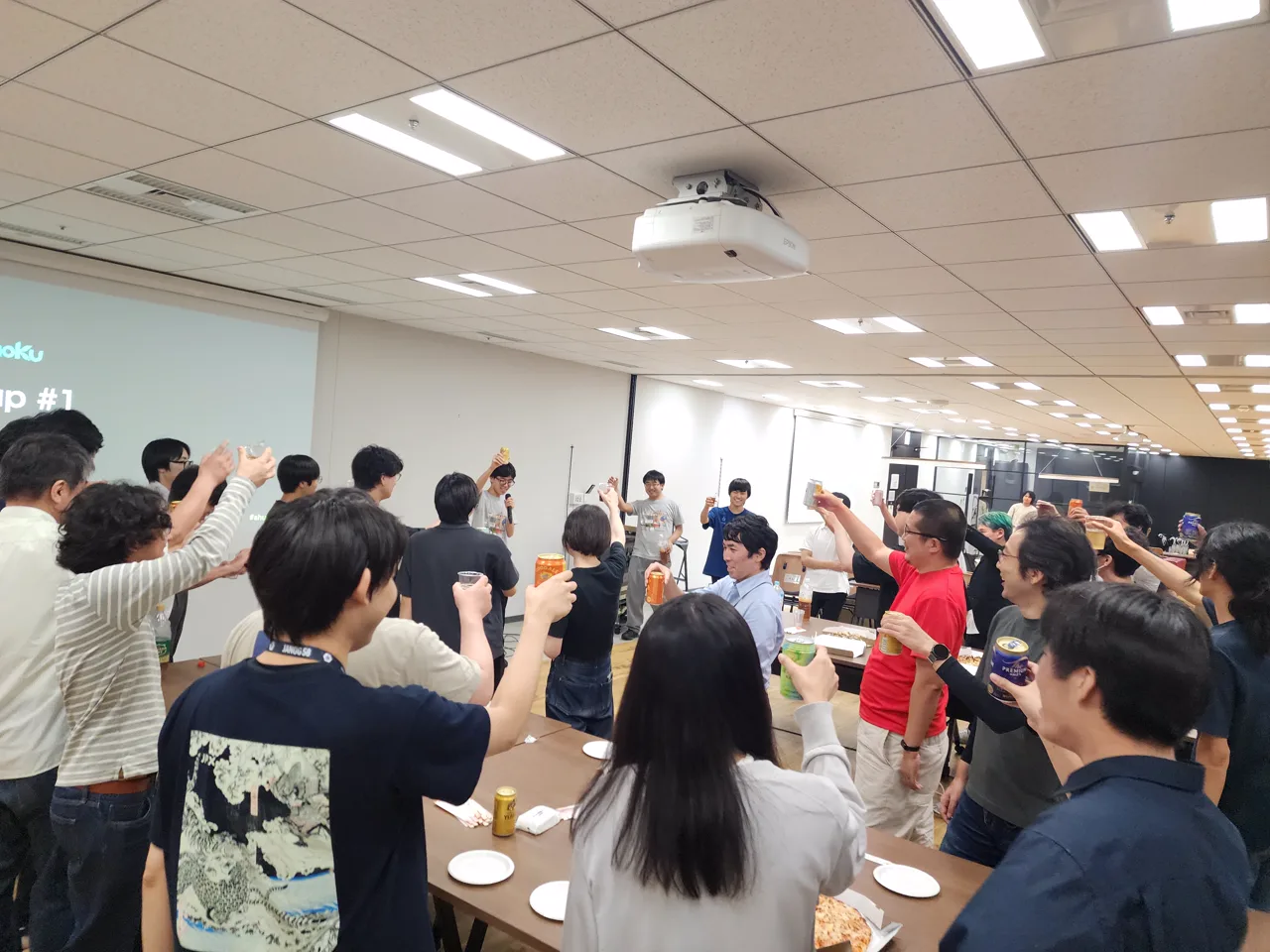 会場のみなさんと乾杯。