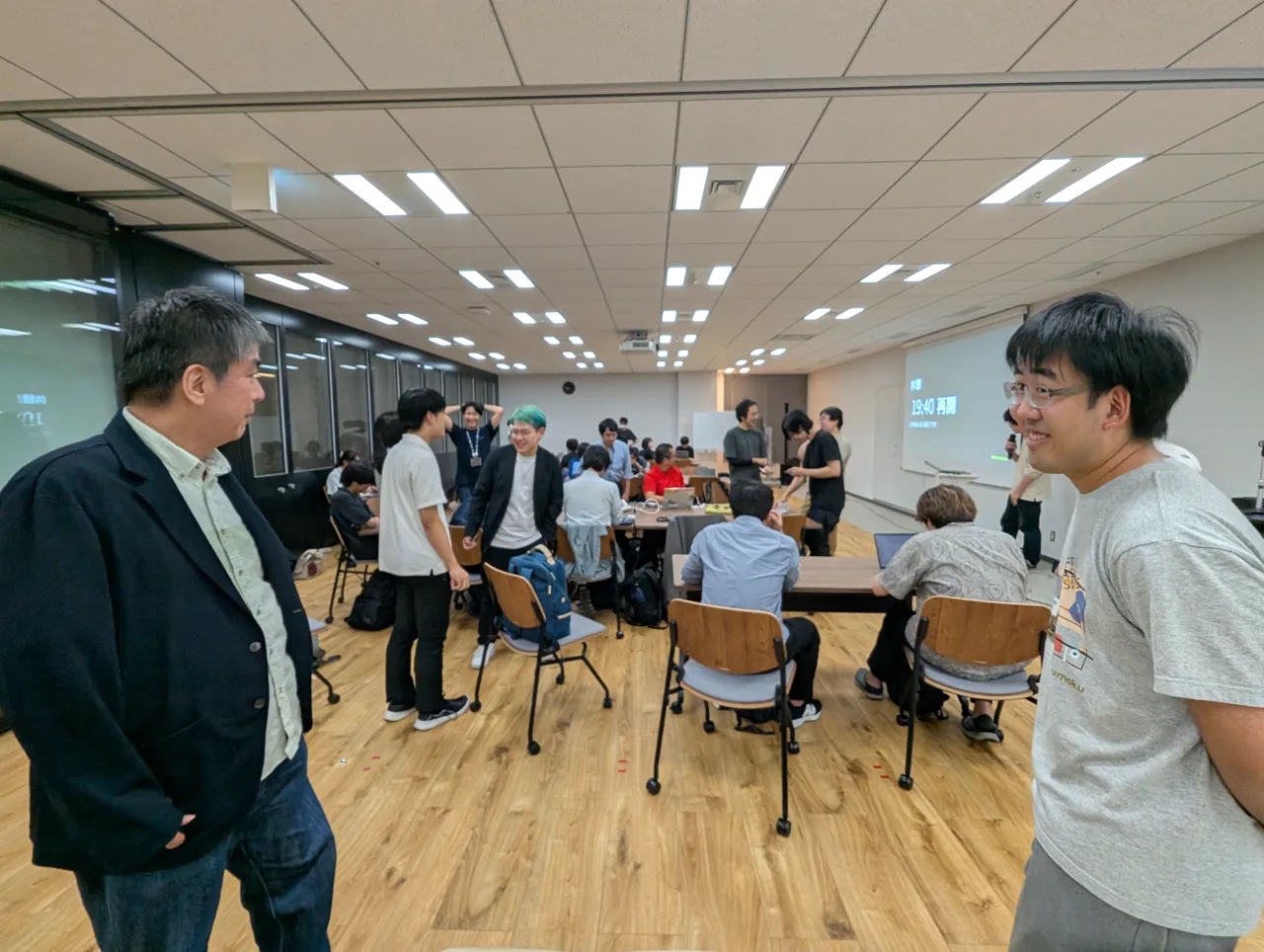 会場のあちこちで交わされる会話。