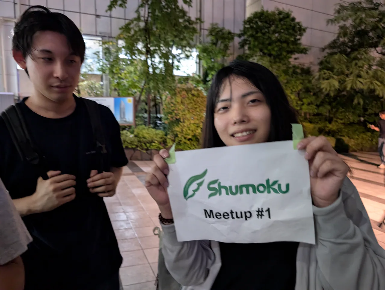 会場の外でShumoku Meetup #1の看板を手に。