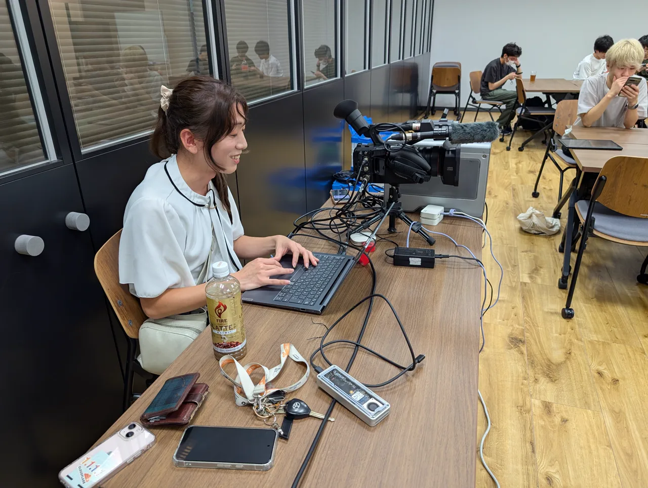 カメラとPCを並べて、配信の準備。